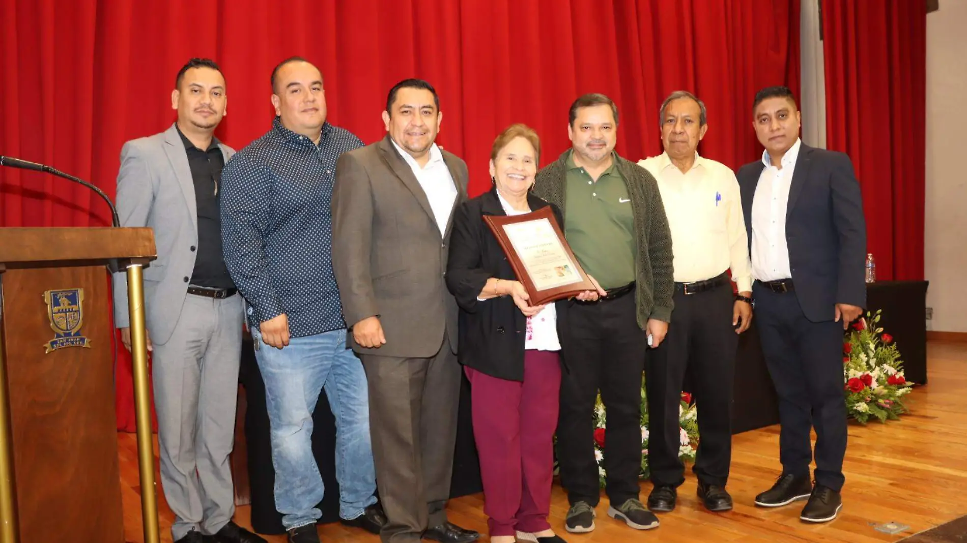 FOTO PRINCIPAL SJR Recibiendo el reconocimiento por su trabajo